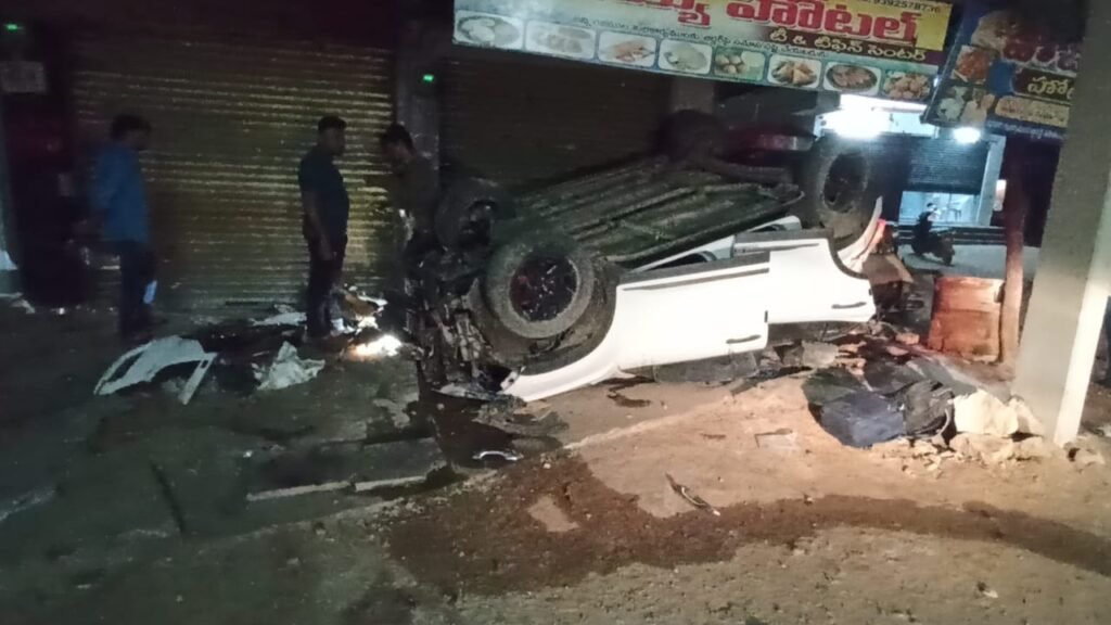 క్రేటా కారు బోల్తా : తప్పిన భారీ ప్రమాదం!
