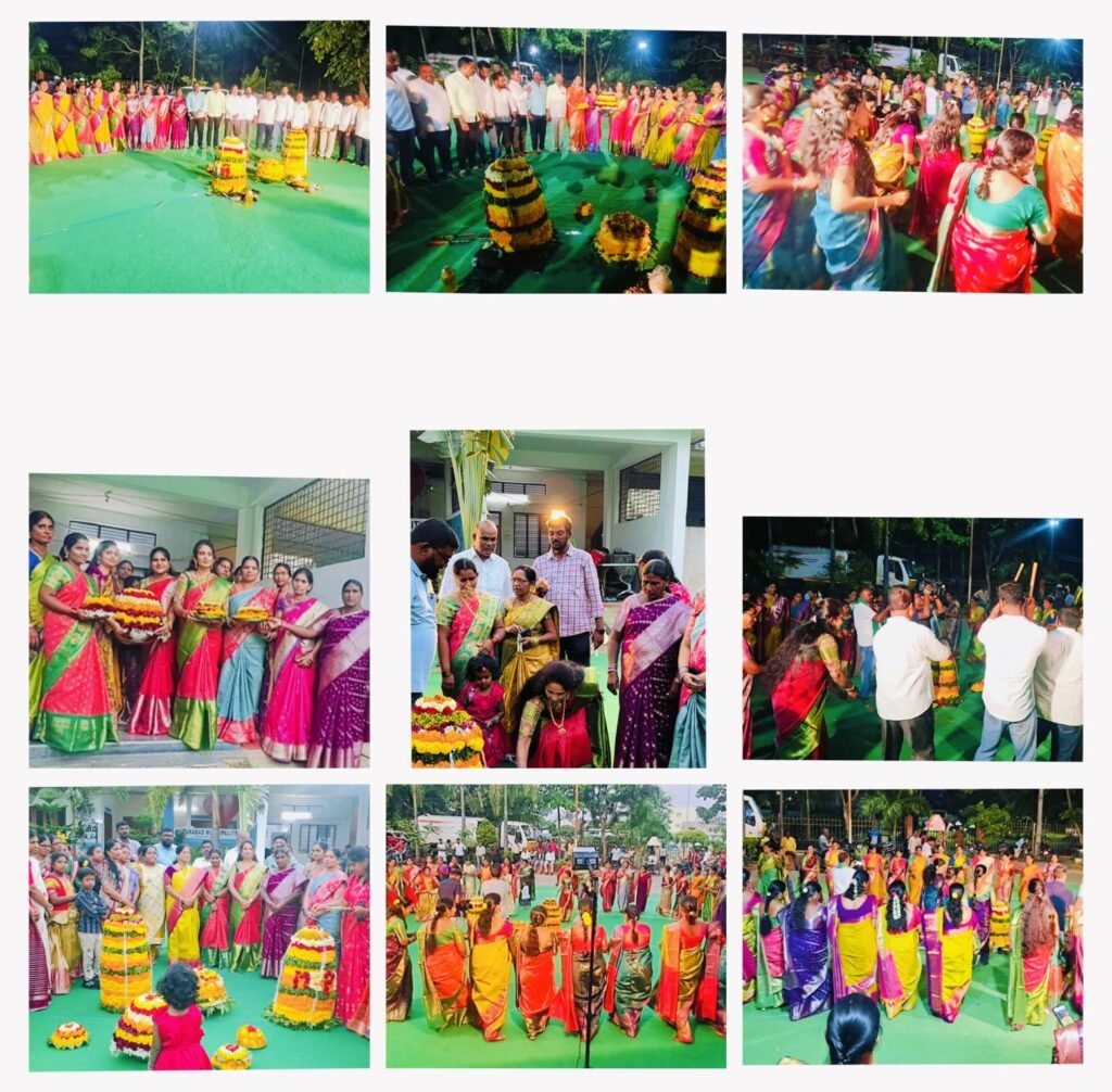 హుజురాబాద్ మున్సిపల్ కార్యాలయంలో ఘనంగా ‘బతుకమ్మ’ సంబరాలు